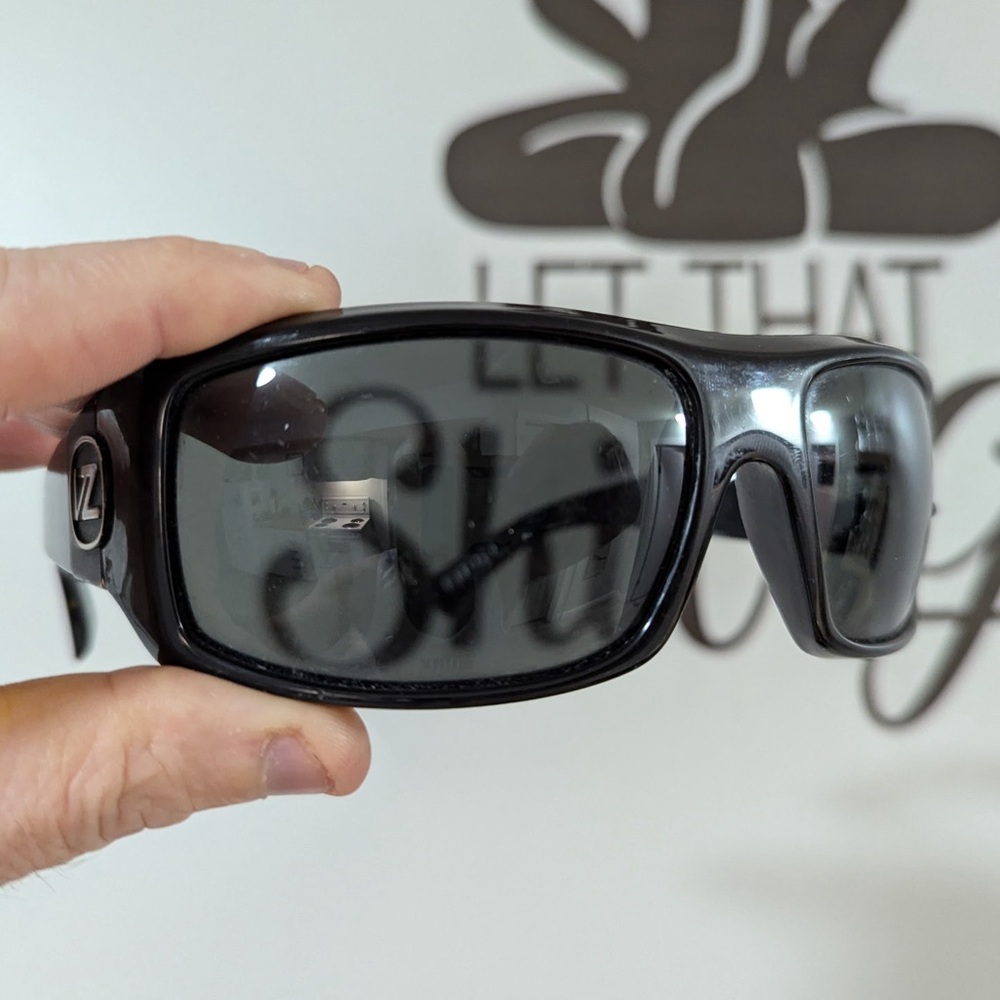 Von Zipper Clutch Men’s black sunglasses in GUC!
